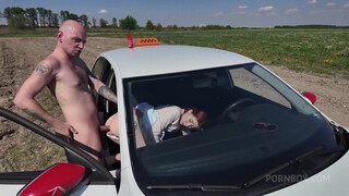 Порно лайфхак от Mia Murkovski – вызвала таксиста в поле, чтобы выебал в анал